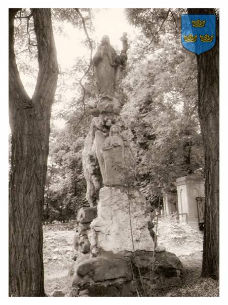 : Kamienna figura Matki Boskiej zlokalizowana koło kościoła.